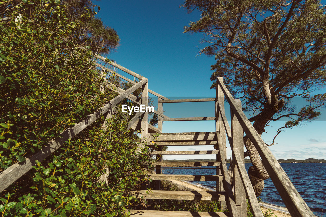 LOW ANGLE VIEW OF STAIRCASE AGAINST CLEAR SKY