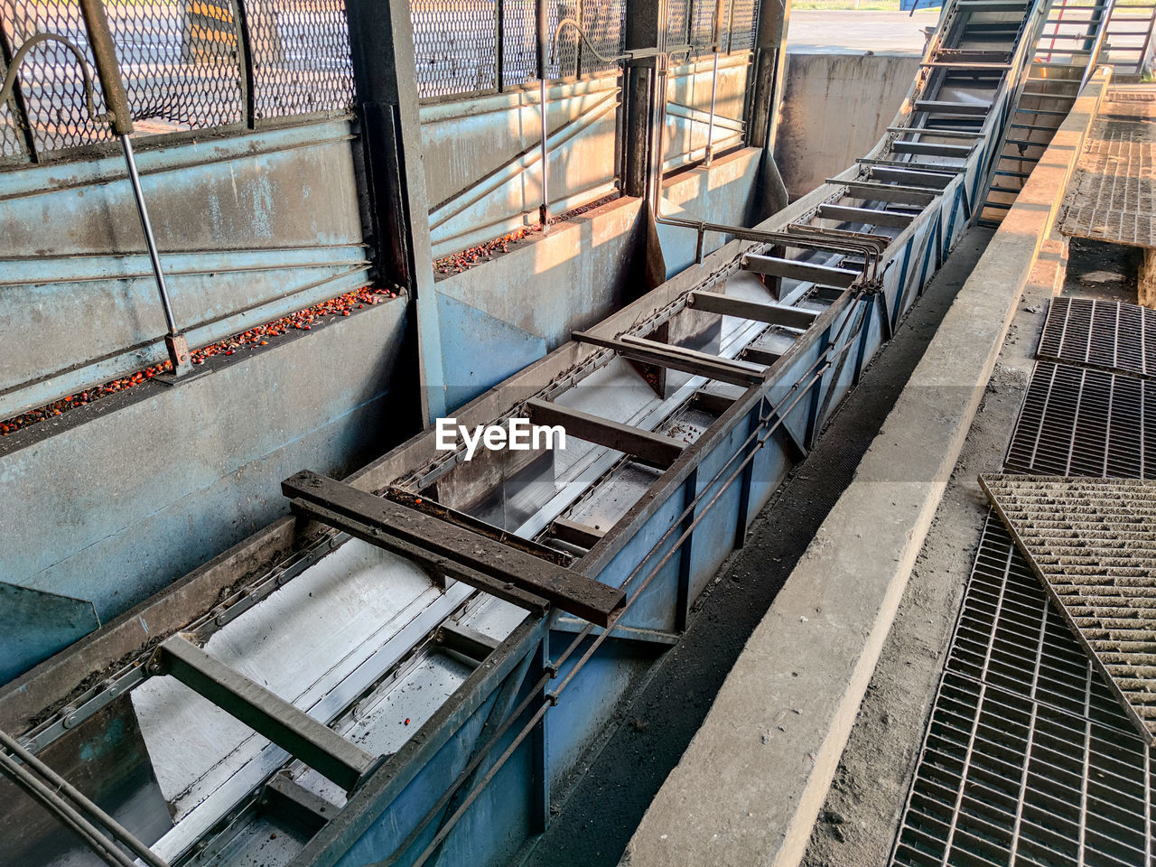 HIGH ANGLE VIEW OF EMPTY STAIRCASE BY BUILDING