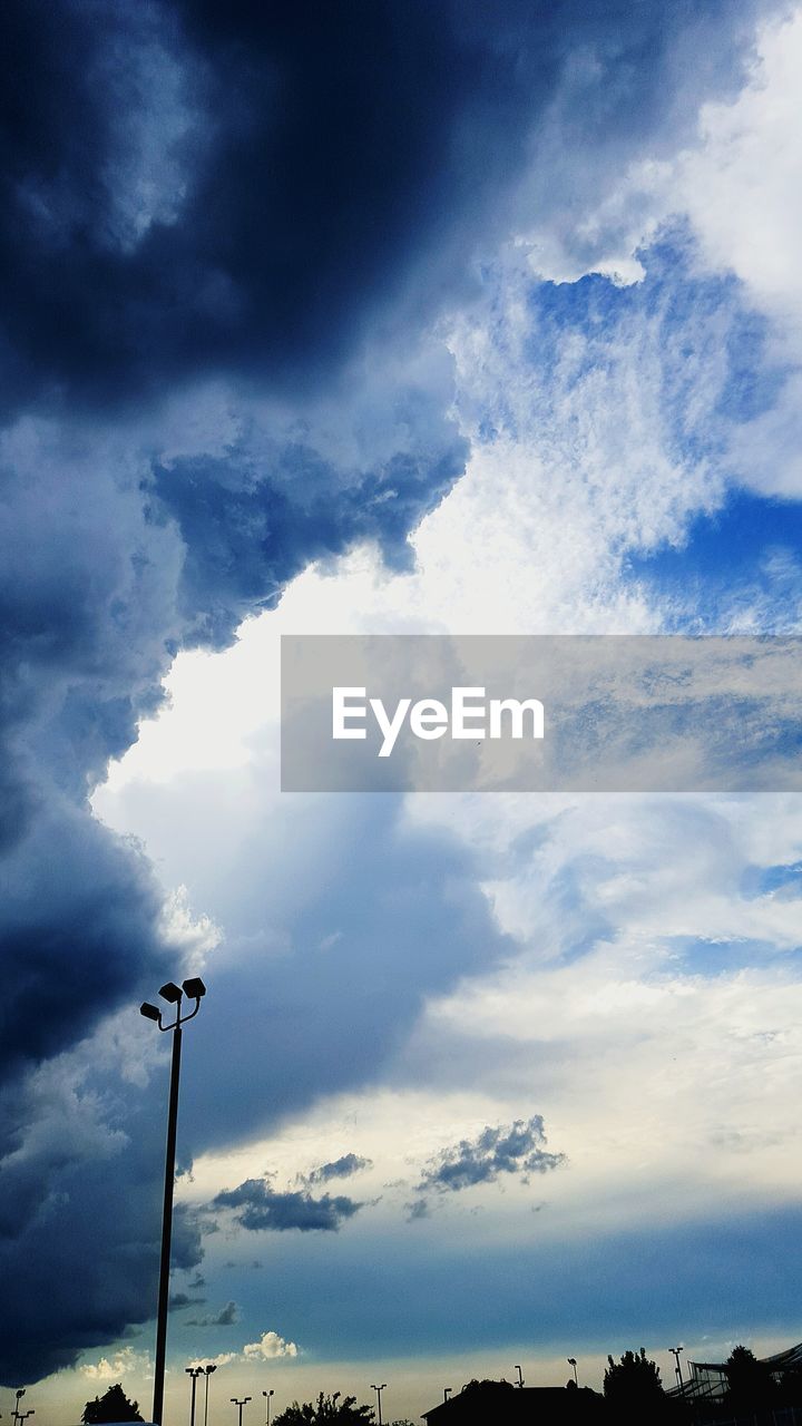 LOW ANGLE VIEW OF STREET LIGHT AGAINST CLOUDY SKY