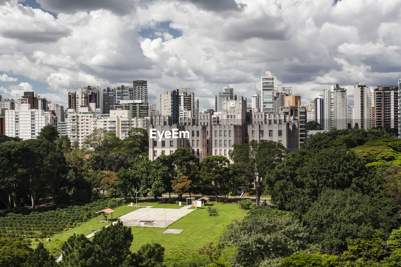 PANORAMIC VIEW OF CITYSCAPE AGAINST SKY