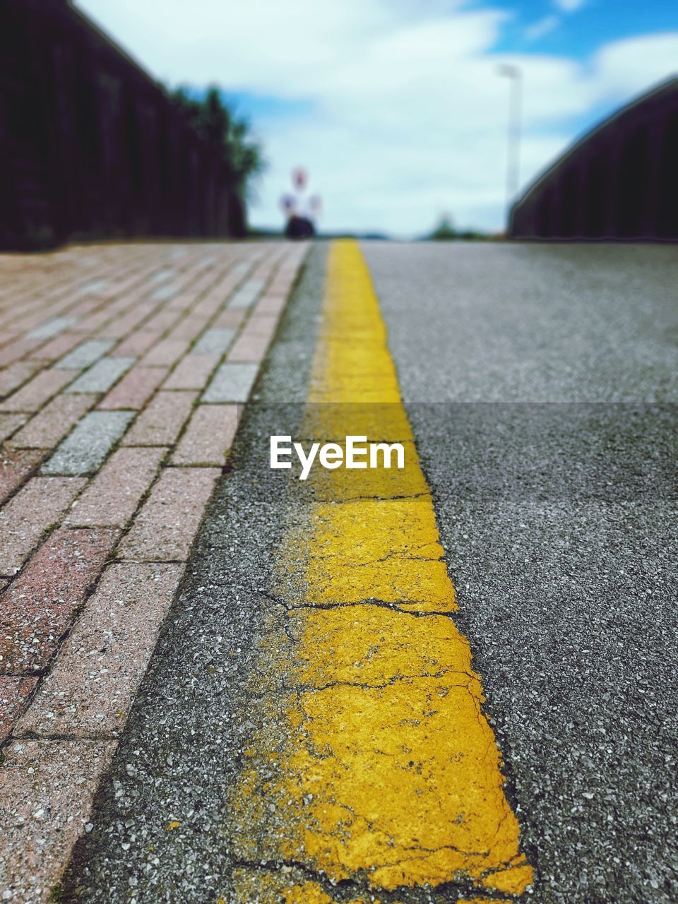 SURFACE LEVEL OF YELLOW ROAD MARKING ON STREET