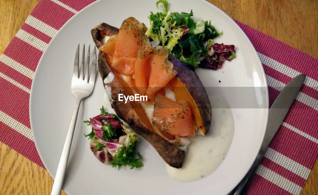 HIGH ANGLE VIEW OF FOOD SERVED IN PLATE