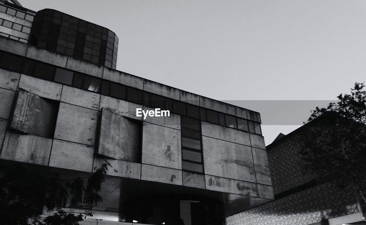 LOW ANGLE VIEW OF BUILDINGS AGAINST SKY