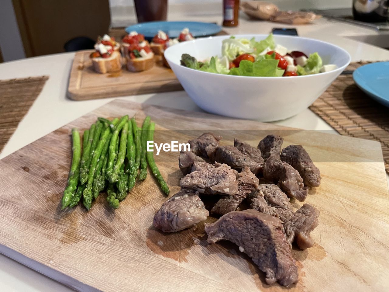 HIGH ANGLE VIEW OF VEGETABLES IN BOWL ON TABLE