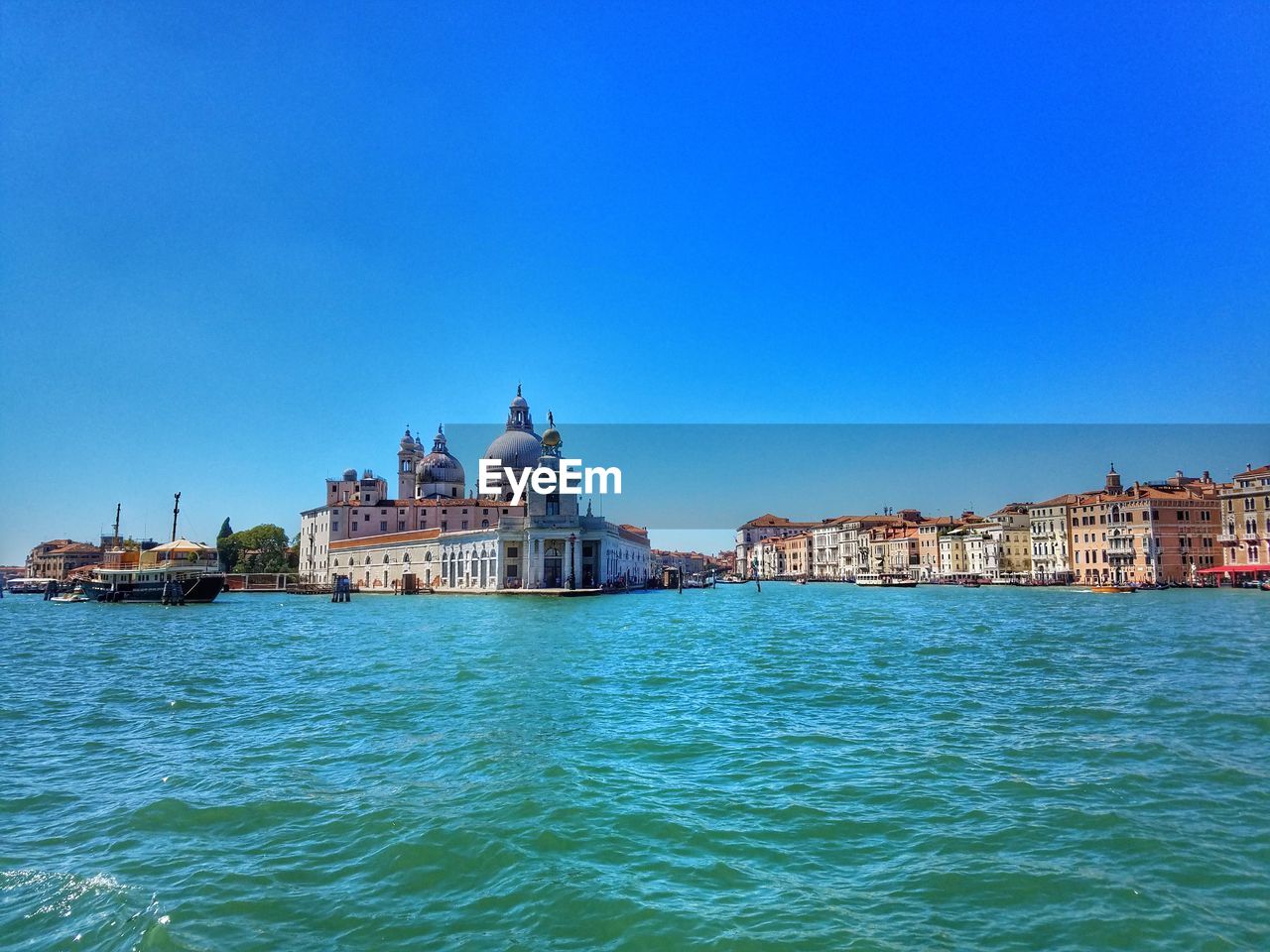 VIEW OF BUILDINGS AT THE WATERFRONT