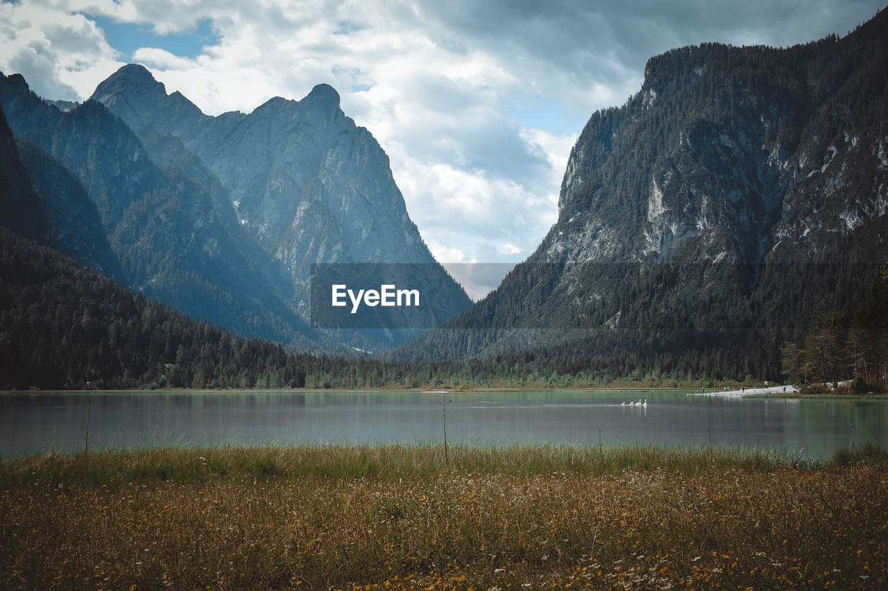 SCENIC VIEW OF LAKE AGAINST MOUNTAINS