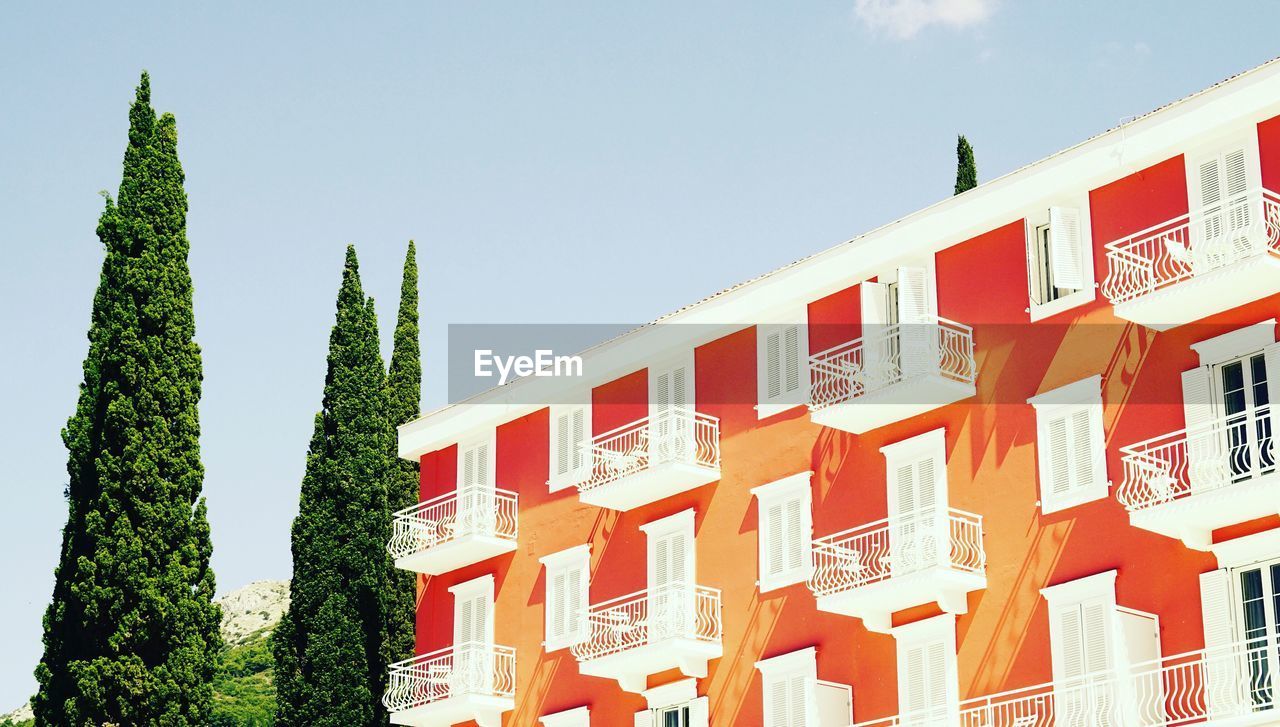 LOW ANGLE VIEW OF BUILDINGS AGAINST BLUE SKY