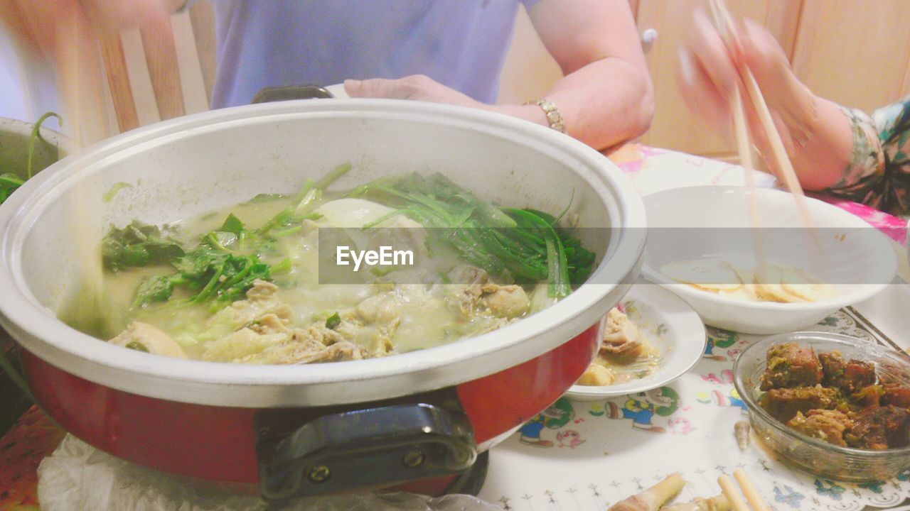 HIGH ANGLE VIEW OF FOOD IN BOWL ON TABLE