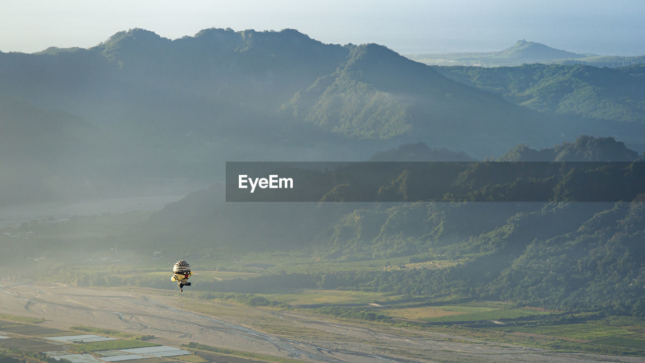 HIGH ANGLE VIEW OF MOUNTAIN RANGE AGAINST SKY