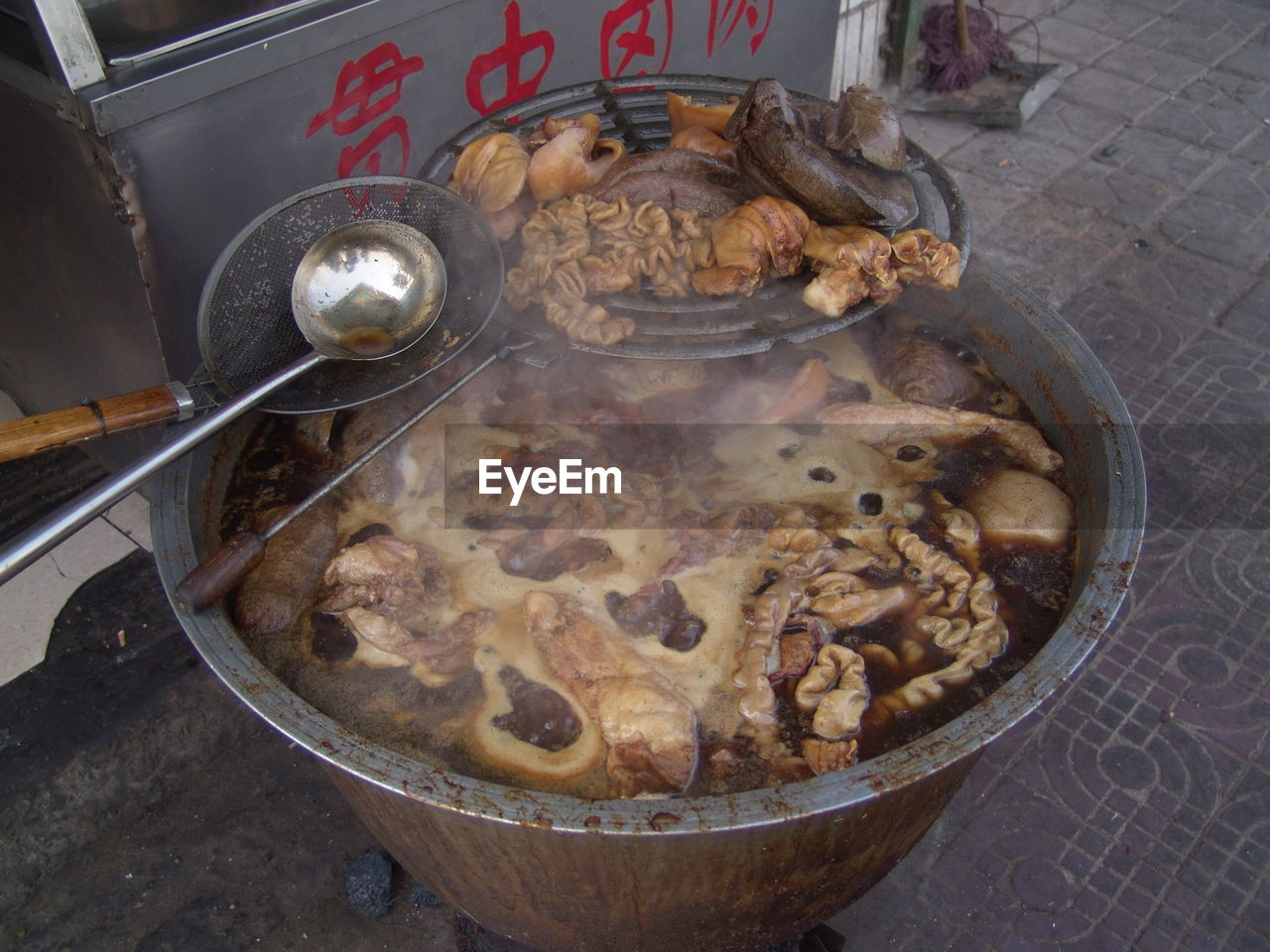 HIGH ANGLE VIEW OF FOOD IN BOWL ON FLOOR