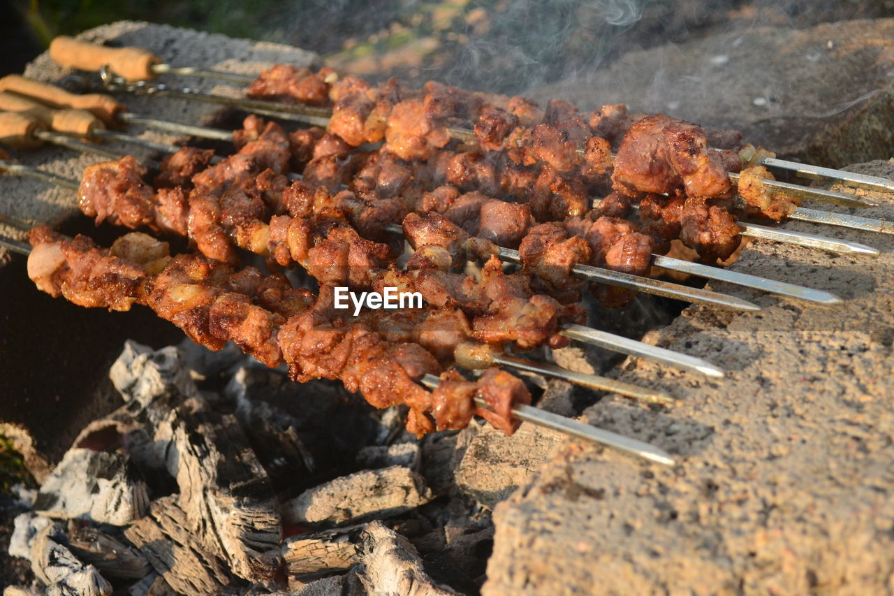 CLOSE-UP OF MEAT ON BARBECUE GRILL