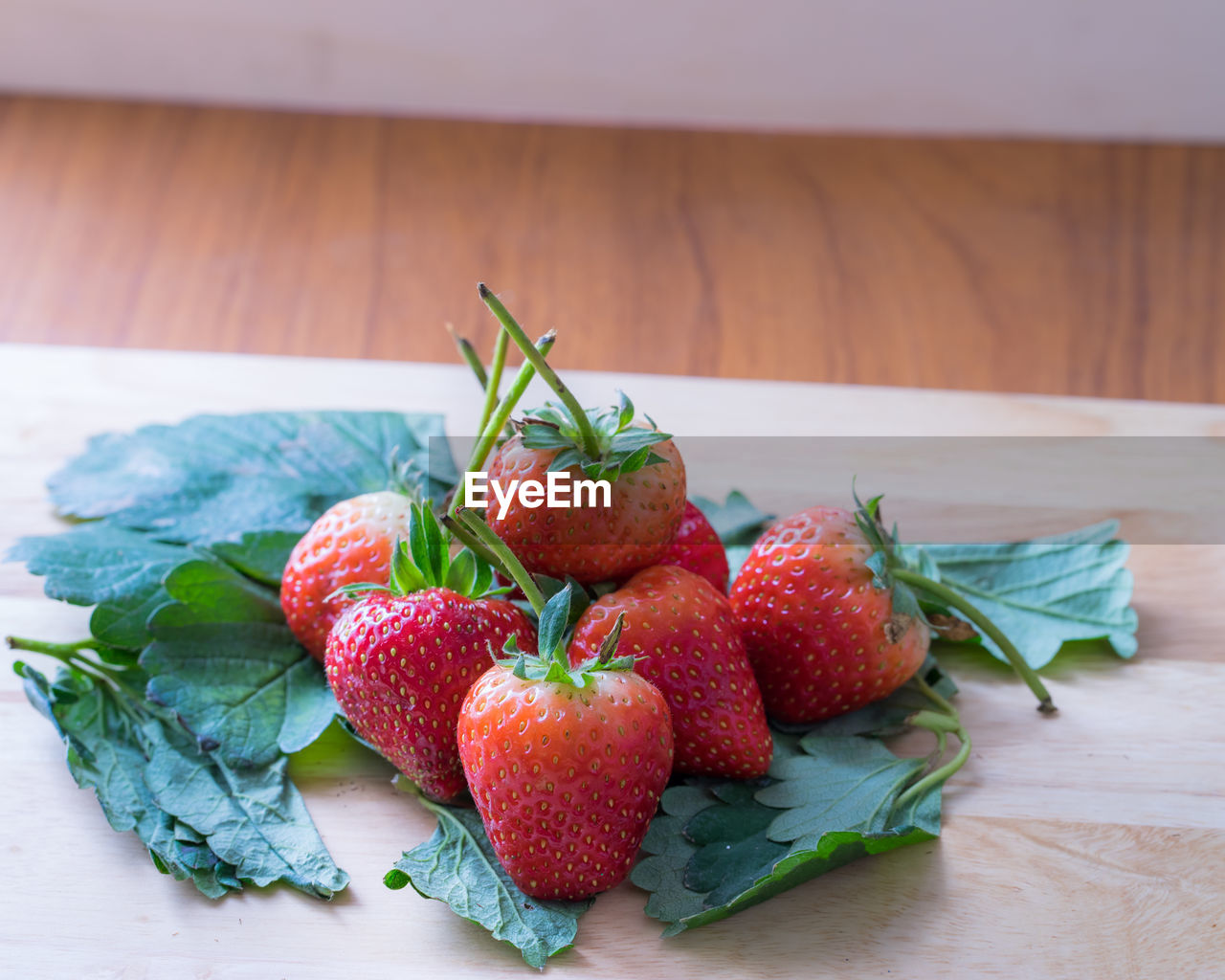 CLOSE-UP OF FRESH STRAWBERRIES ON TABLE