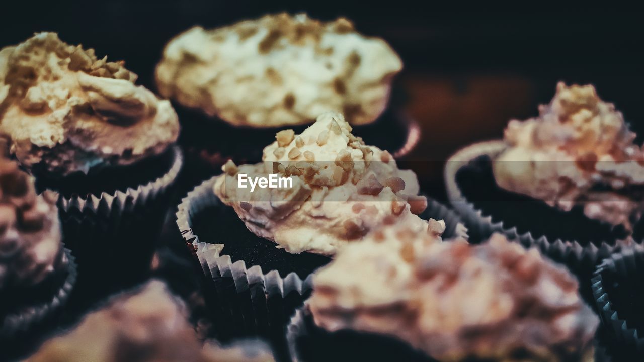 CLOSE-UP OF CUPCAKES ON PLATE