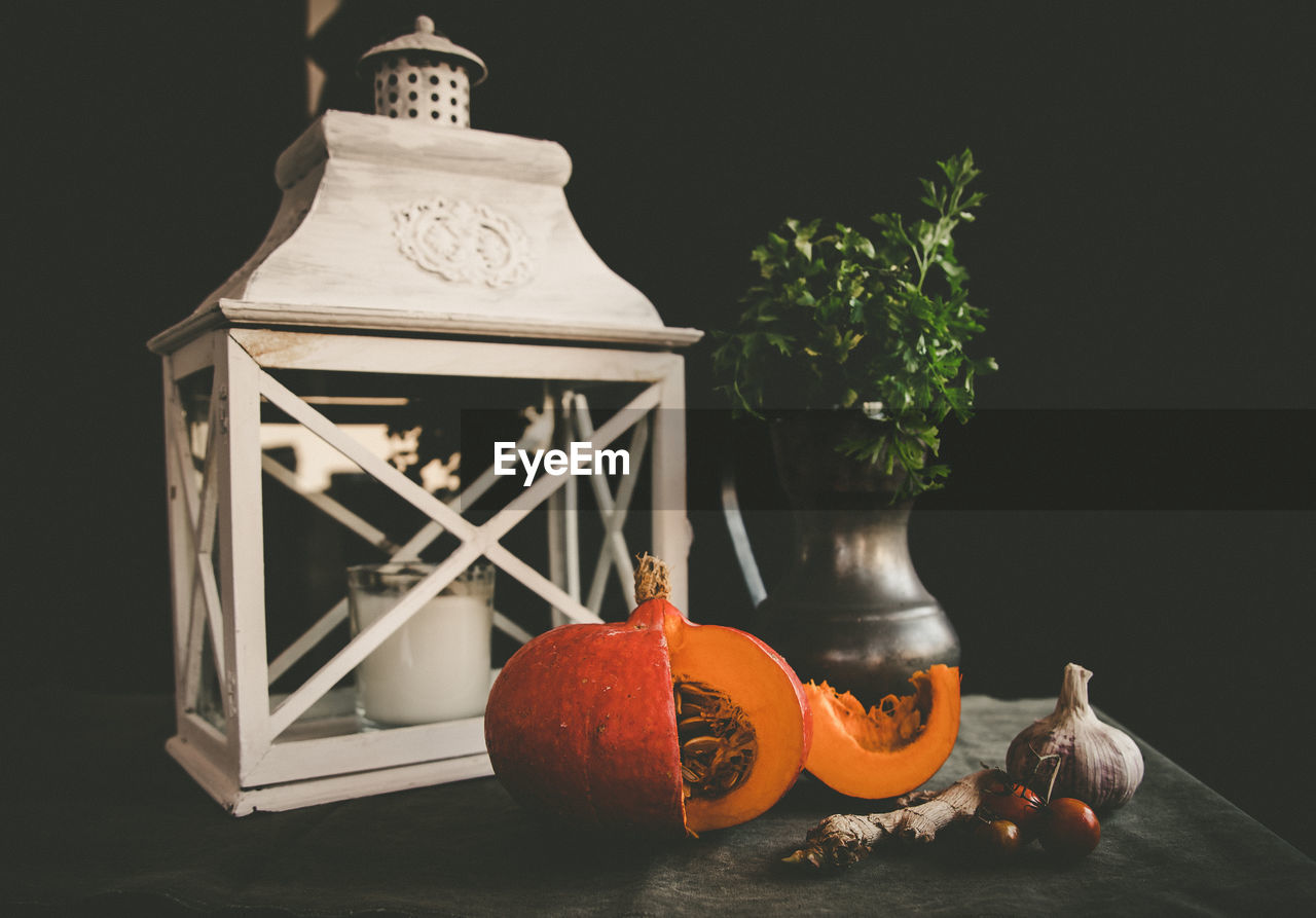CLOSE-UP OF PUMPKINS ON TABLE