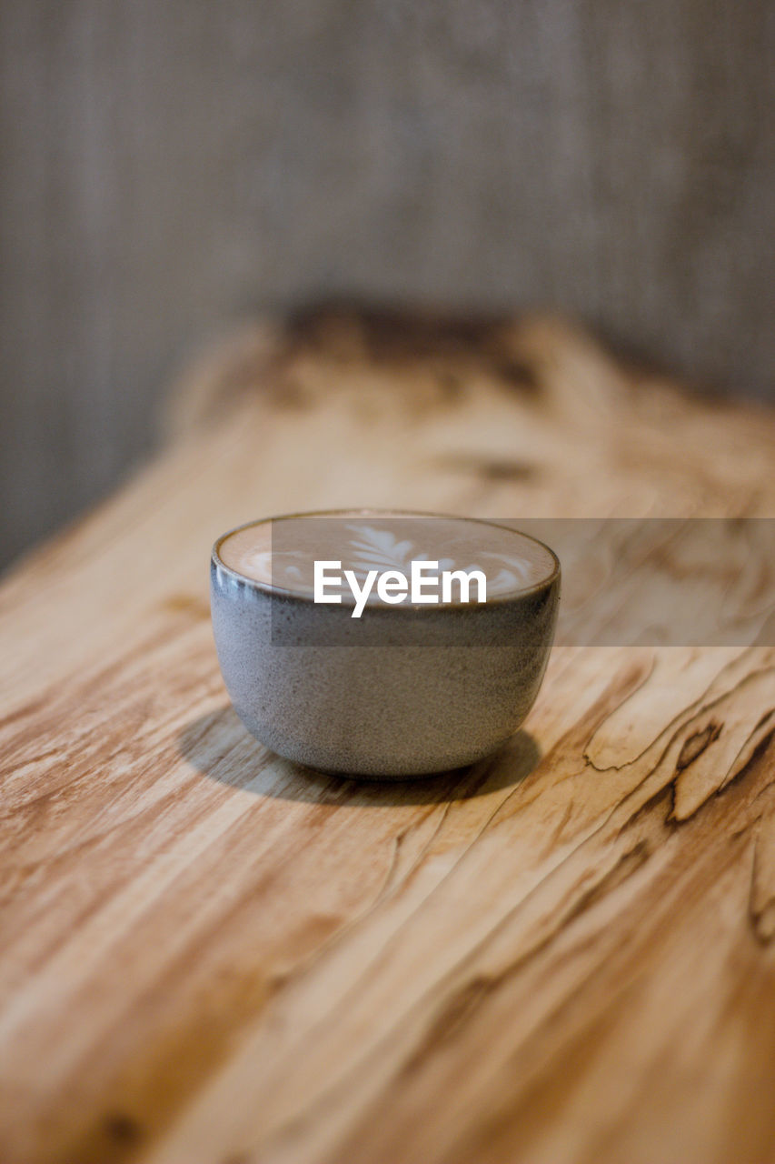 HIGH ANGLE VIEW OF COFFEE CUP ON TABLE