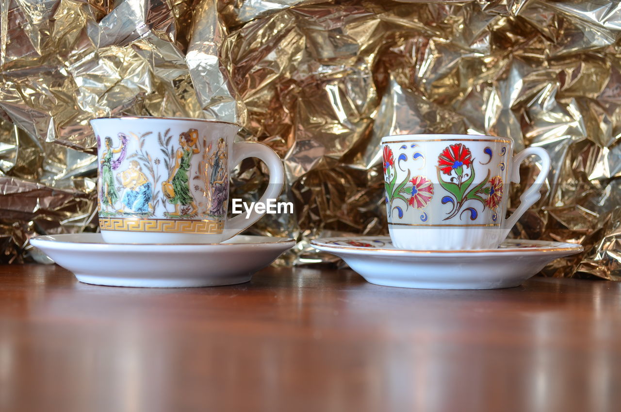 CLOSE-UP OF TEA CUP IN KITCHEN