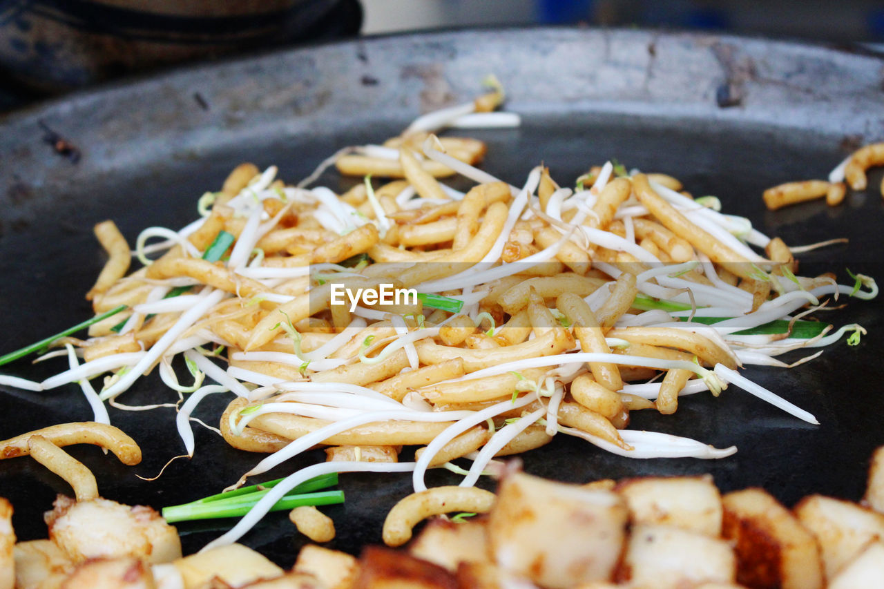 CLOSE-UP OF NOODLES WITH MEAT