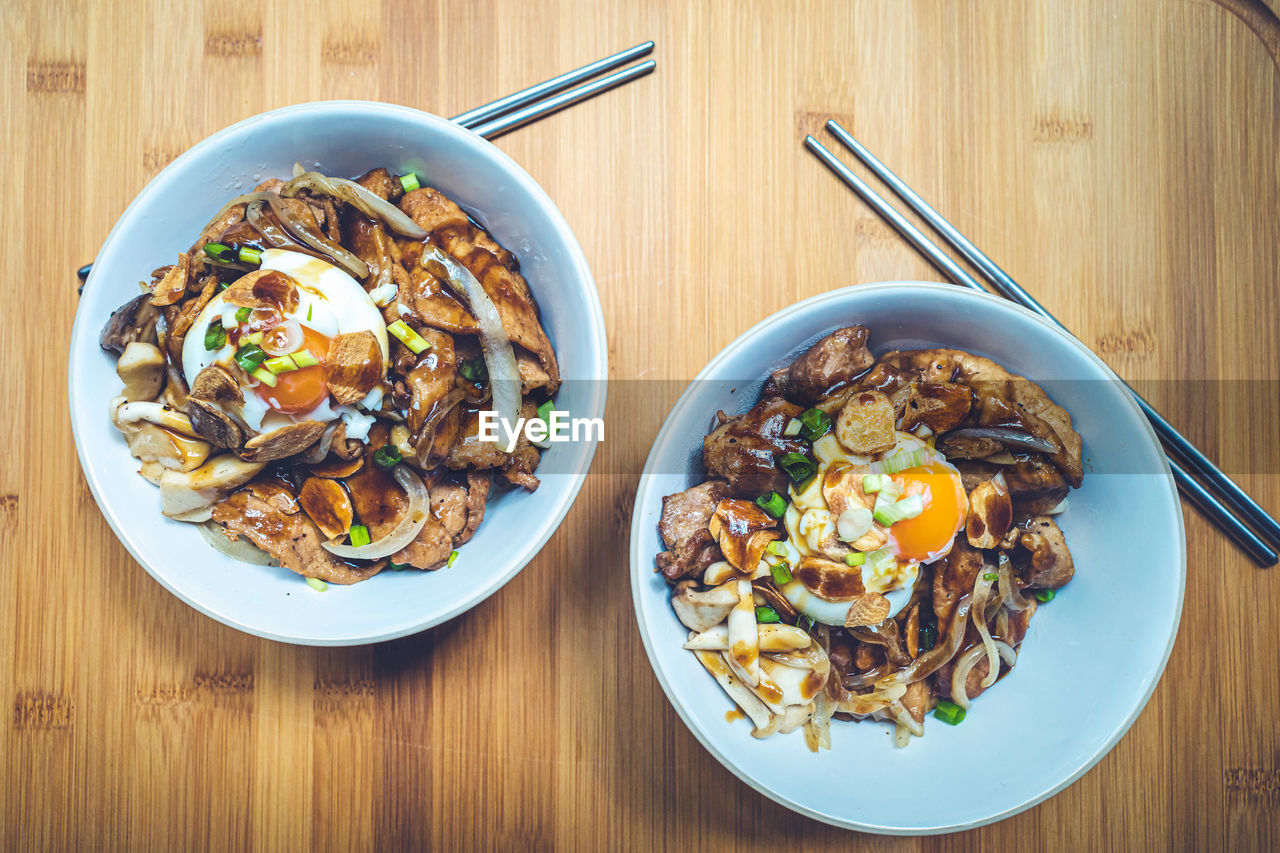 HIGH ANGLE VIEW OF FOOD IN BOWL