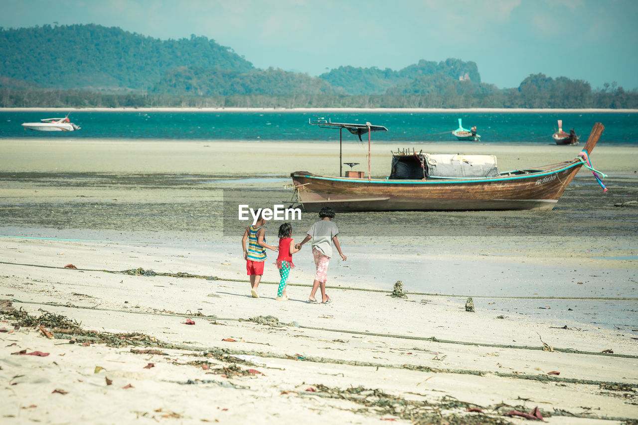 PEOPLE ON BEACH