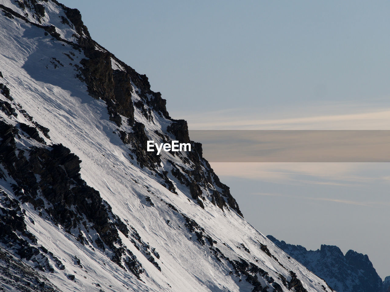 SCENIC VIEW OF SNOWCAPPED MOUNTAIN AGAINST CLEAR SKY