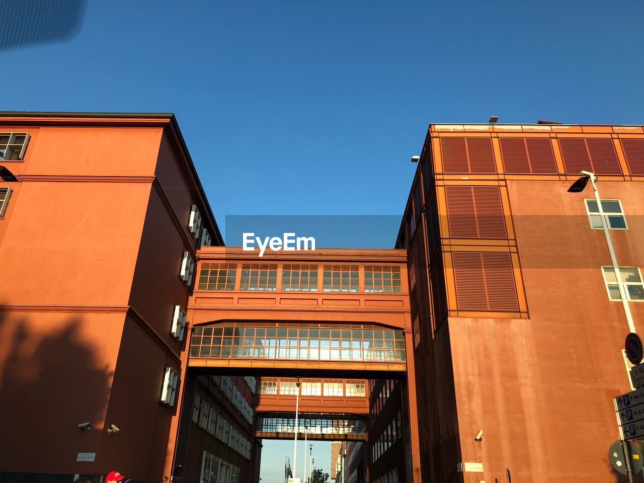 LOW ANGLE VIEW OF MODERN BUILDING AGAINST CLEAR SKY