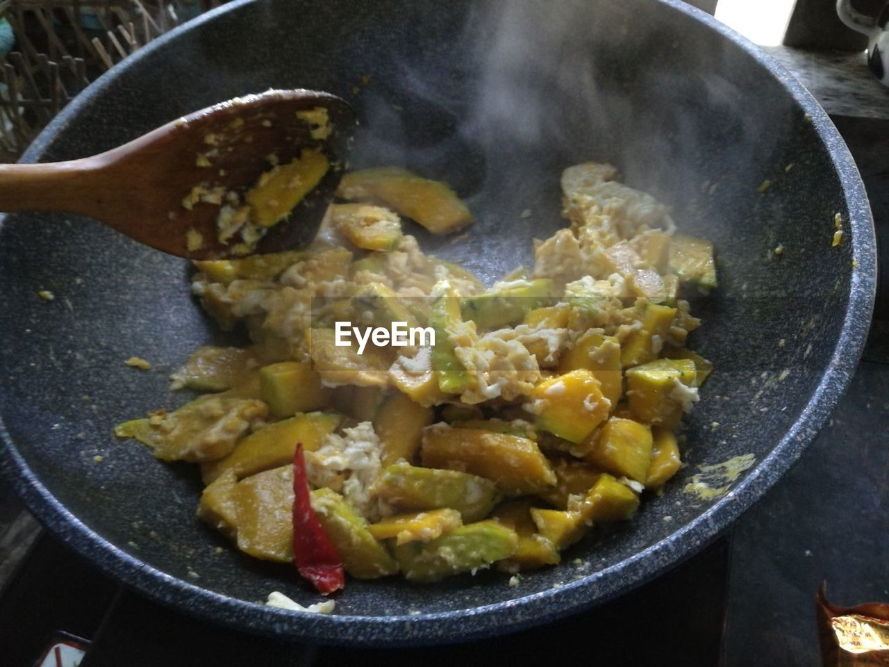 CLOSE-UP OF FOOD ON BARBECUE