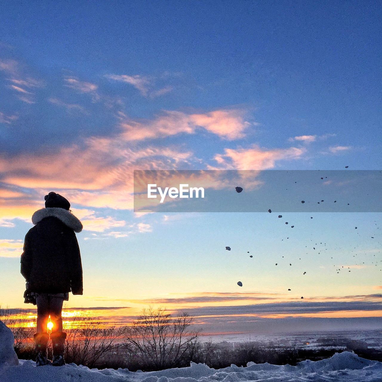 REAR VIEW OF SILHOUETTE WOMAN AT SUNSET