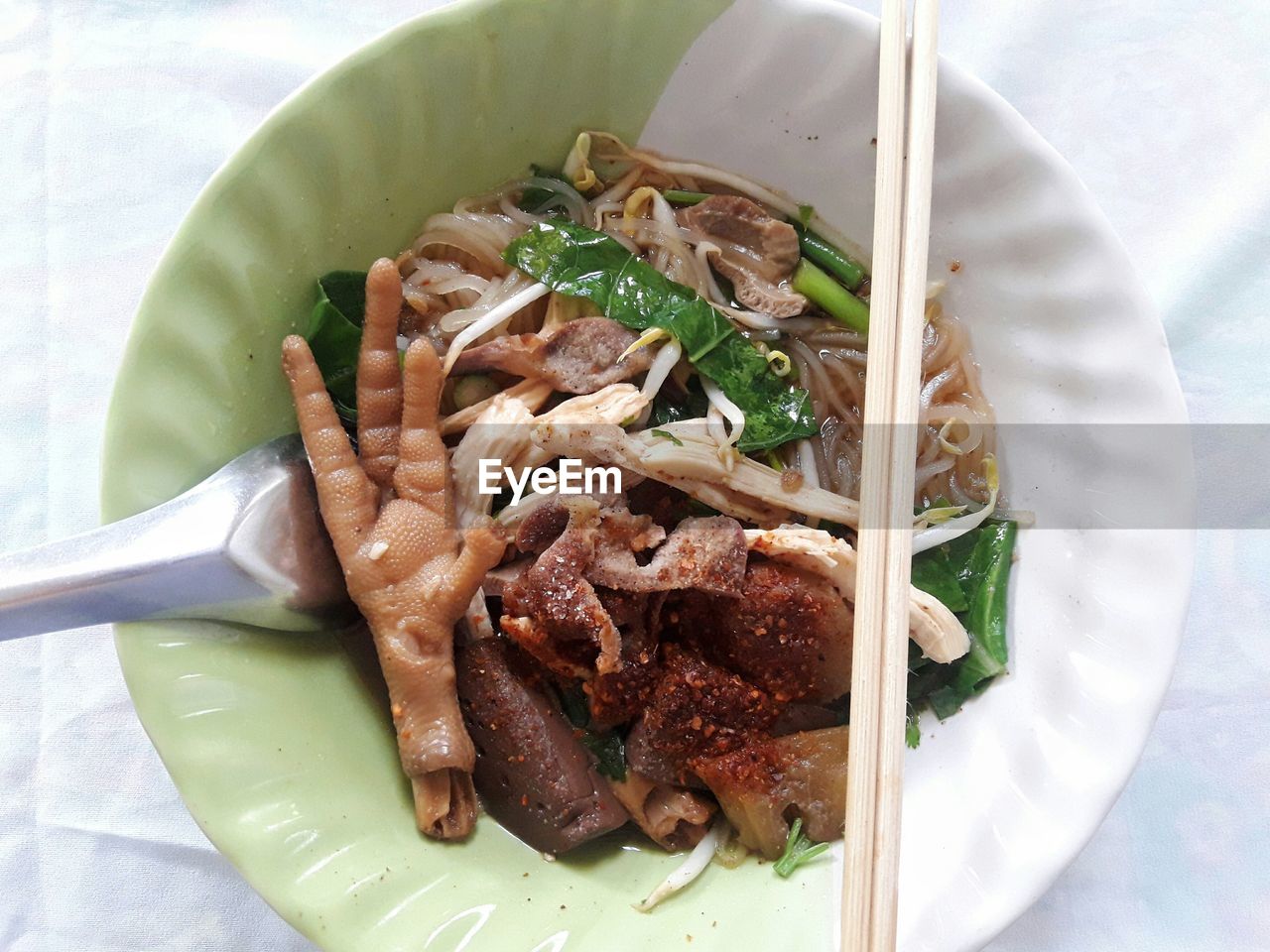 HIGH ANGLE VIEW OF MEAL SERVED IN BOWL