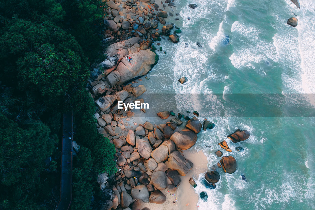 HIGH ANGLE VIEW OF ROCKS ON SEA SHORE