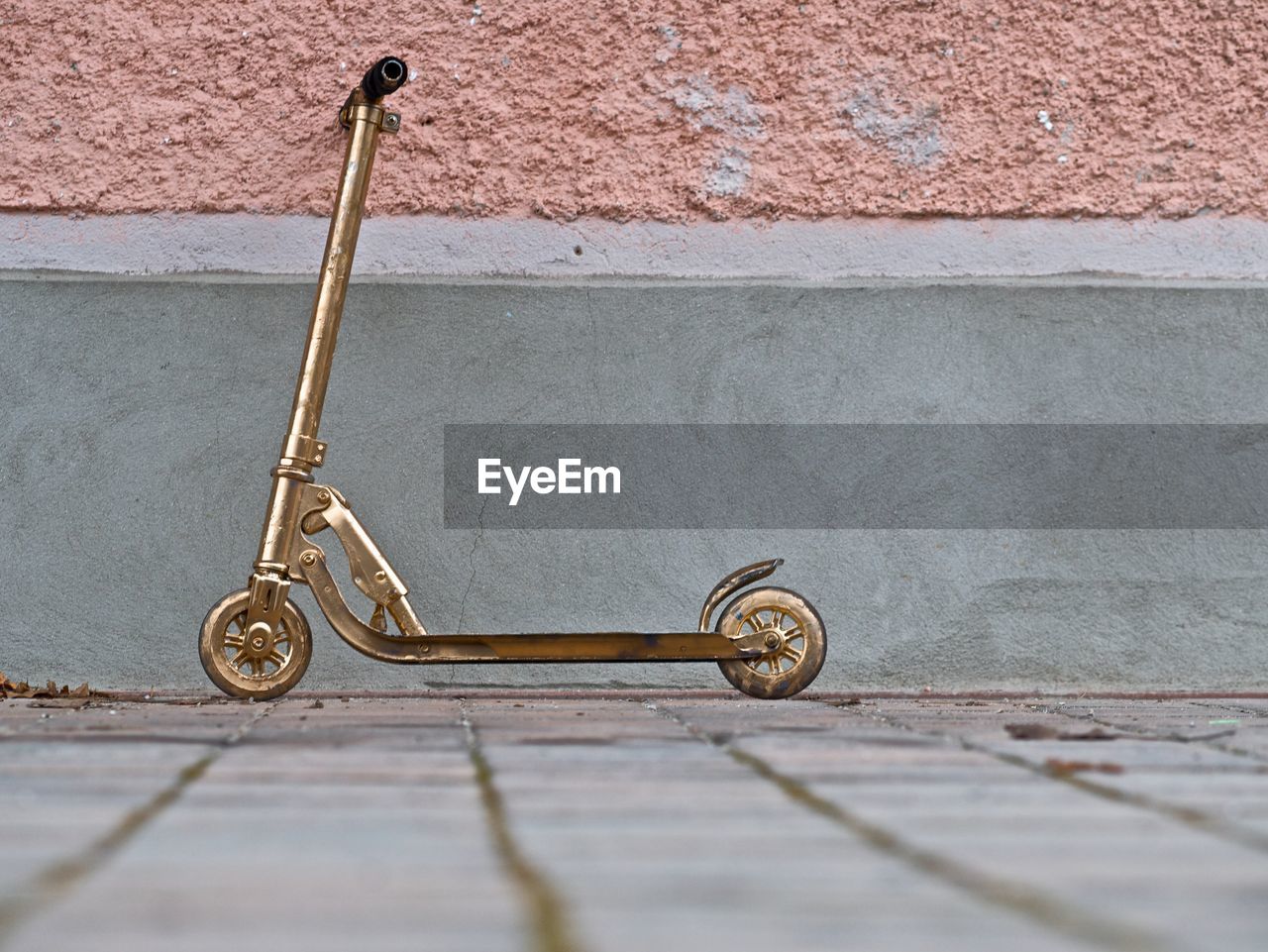 BICYCLE PARKED ON FOOTPATH