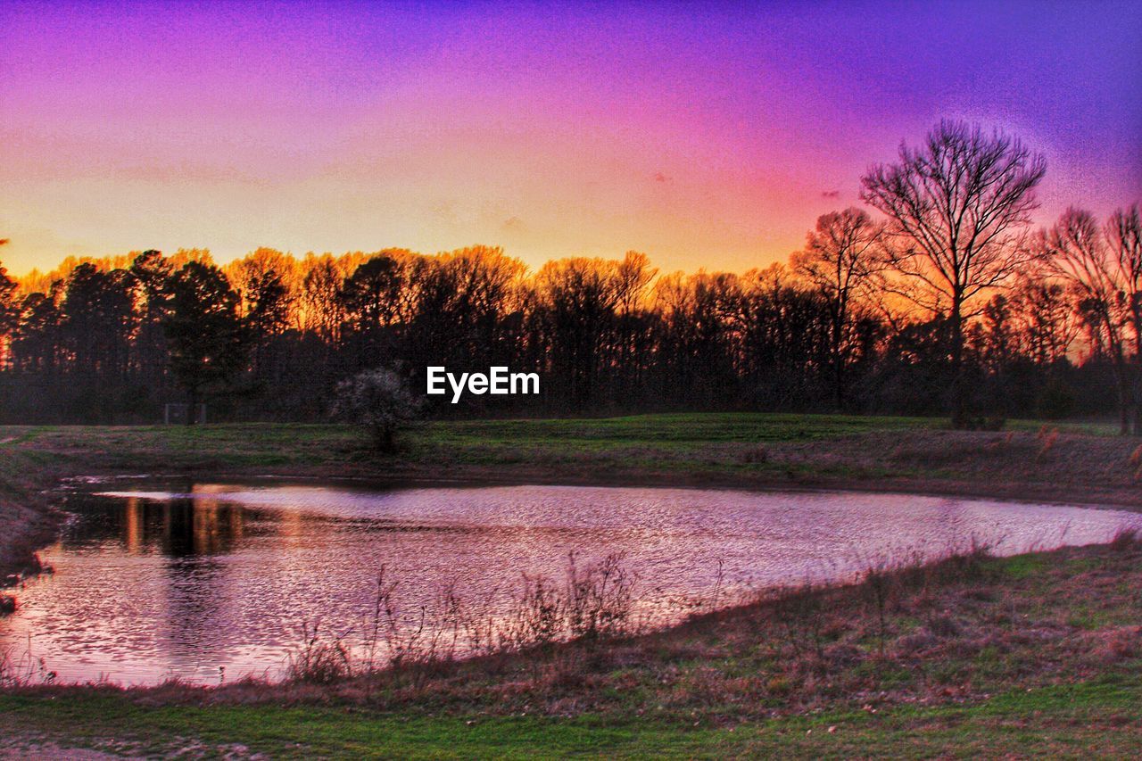 SCENIC VIEW OF AGRICULTURAL LANDSCAPE AGAINST SKY DURING SUNSET