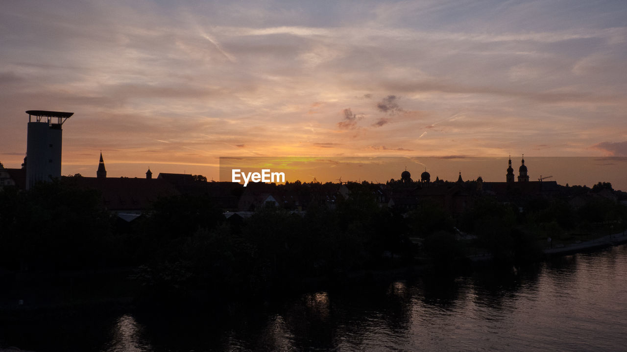 SILHOUETTE BUILDINGS AGAINST SKY DURING SUNSET