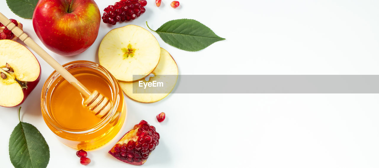 food and drink, fruit, food, healthy eating, wellbeing, freshness, plant, produce, leaf, berry, no people, studio shot, plant part, still life, high angle view, red, nature, indoors, strawberry, directly above, copy space, organic, apple - fruit, peach, citrus fruit, variation, vitamin