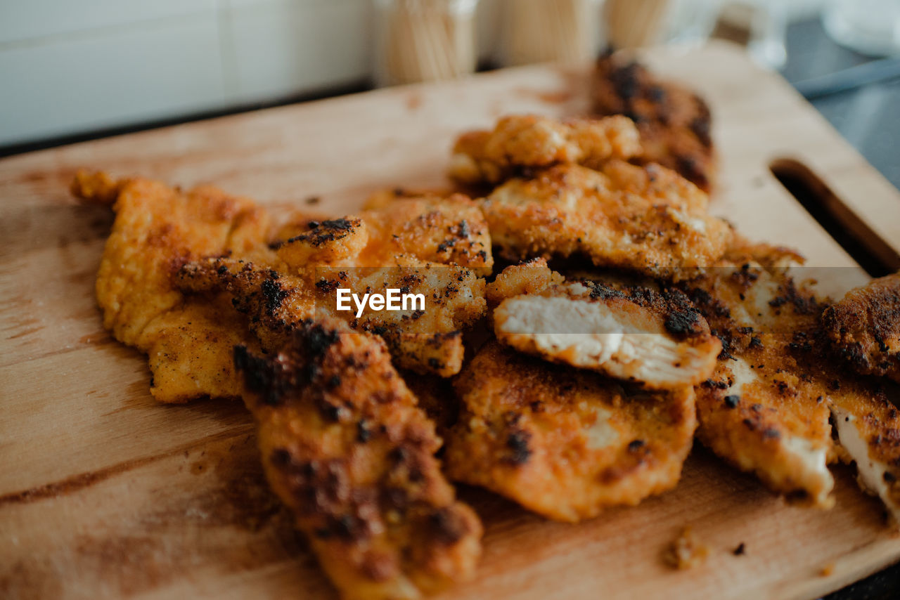 CLOSE-UP OF FOOD ON CUTTING BOARD