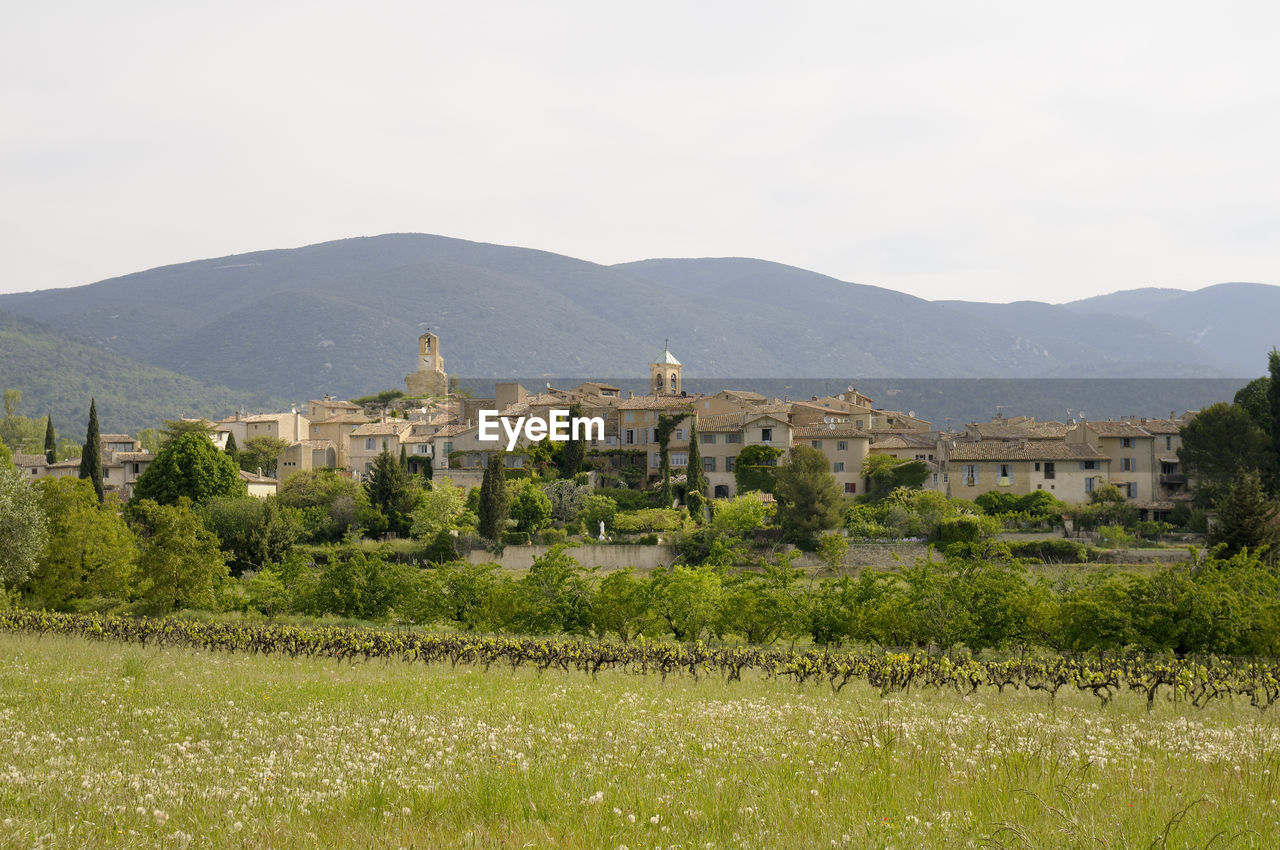 PANORAMIC SHOT OF BUILDINGS AGAINST SKY