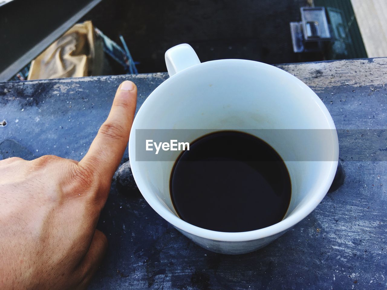 CROPPED IMAGE OF PERSON HOLDING COFFEE CUP