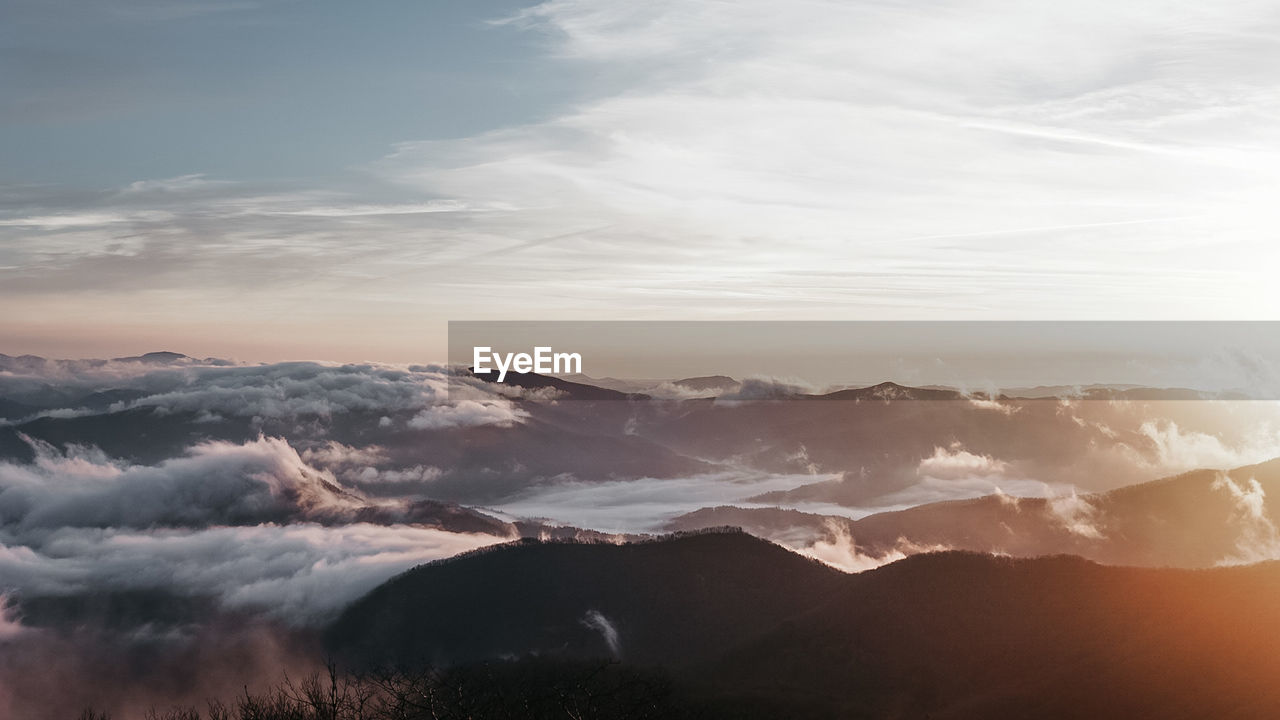 SCENIC VIEW OF CLOUDSCAPE AGAINST SKY DURING SUNSET