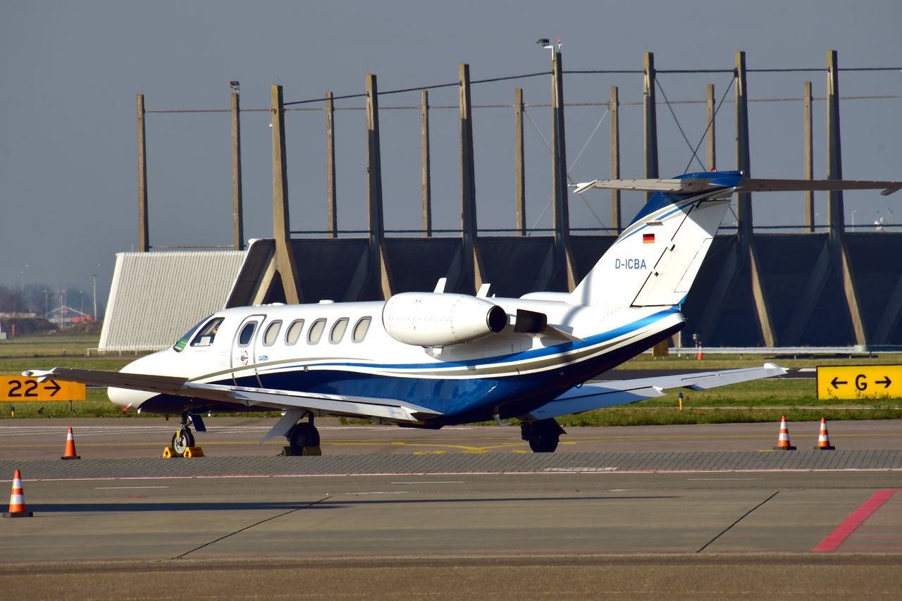 VIEW OF AIRPLANE IN AIRPORT RUNWAY