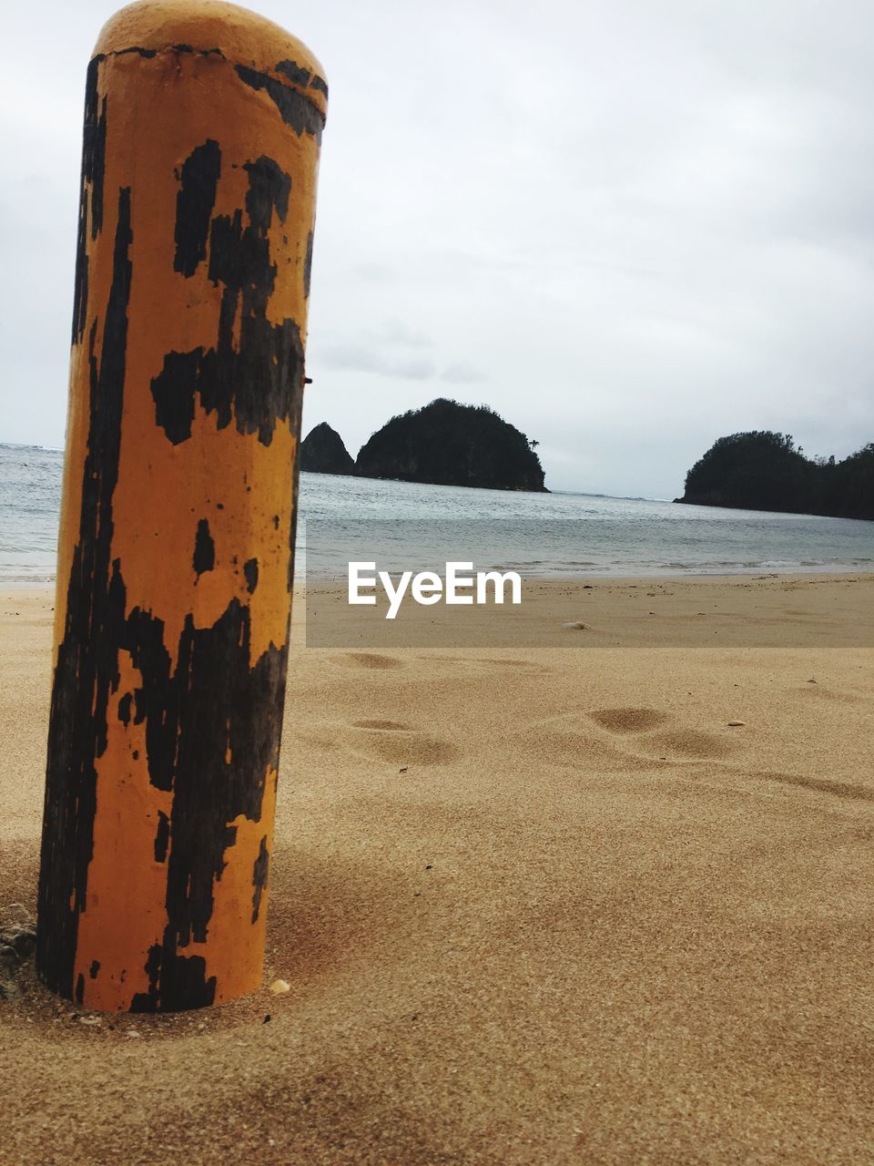 SCENIC VIEW OF SEA AND MOUNTAINS AGAINST SKY