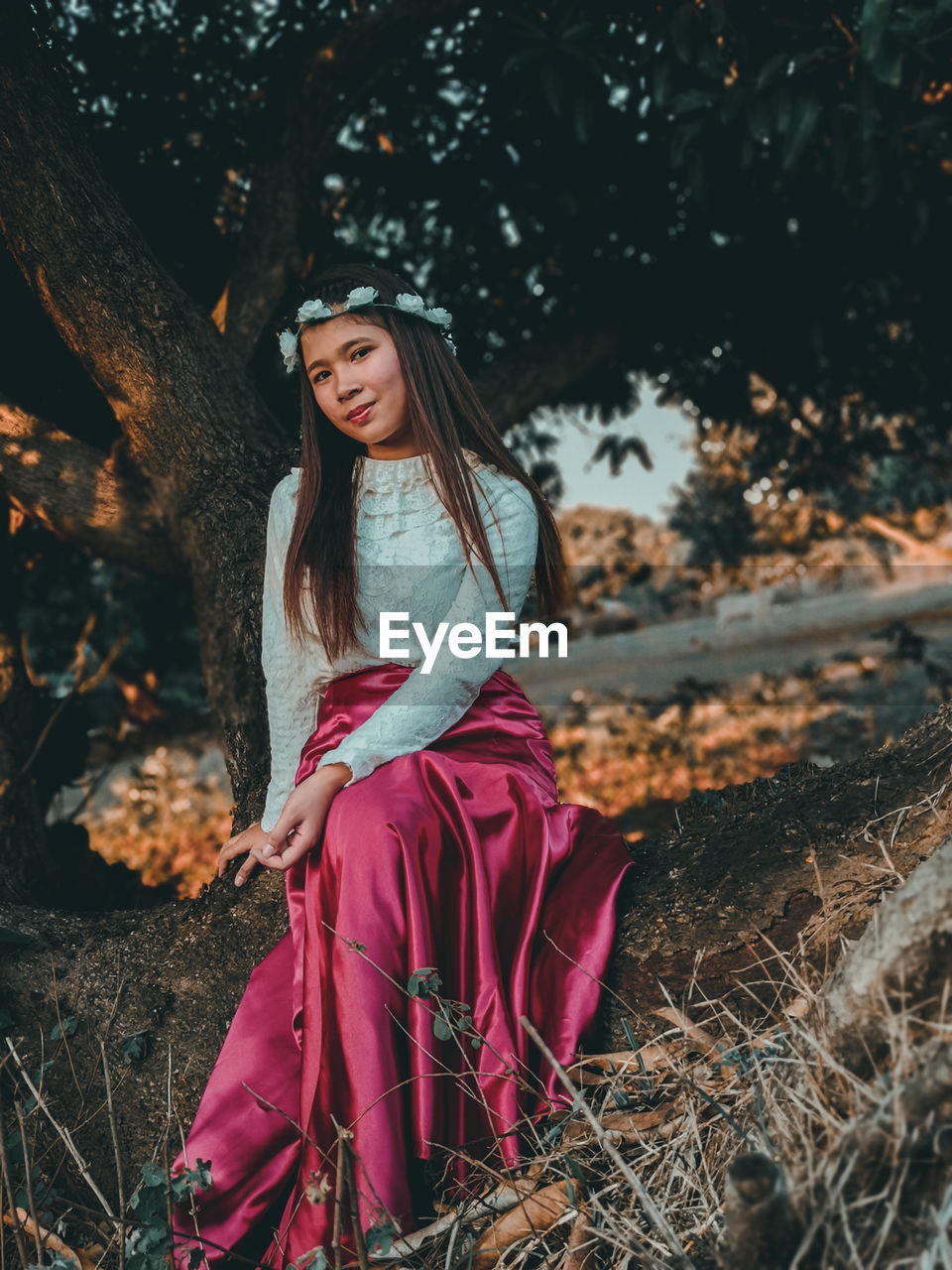 FULL LENGTH OF WOMAN WEARING SUNGLASSES AND TREES