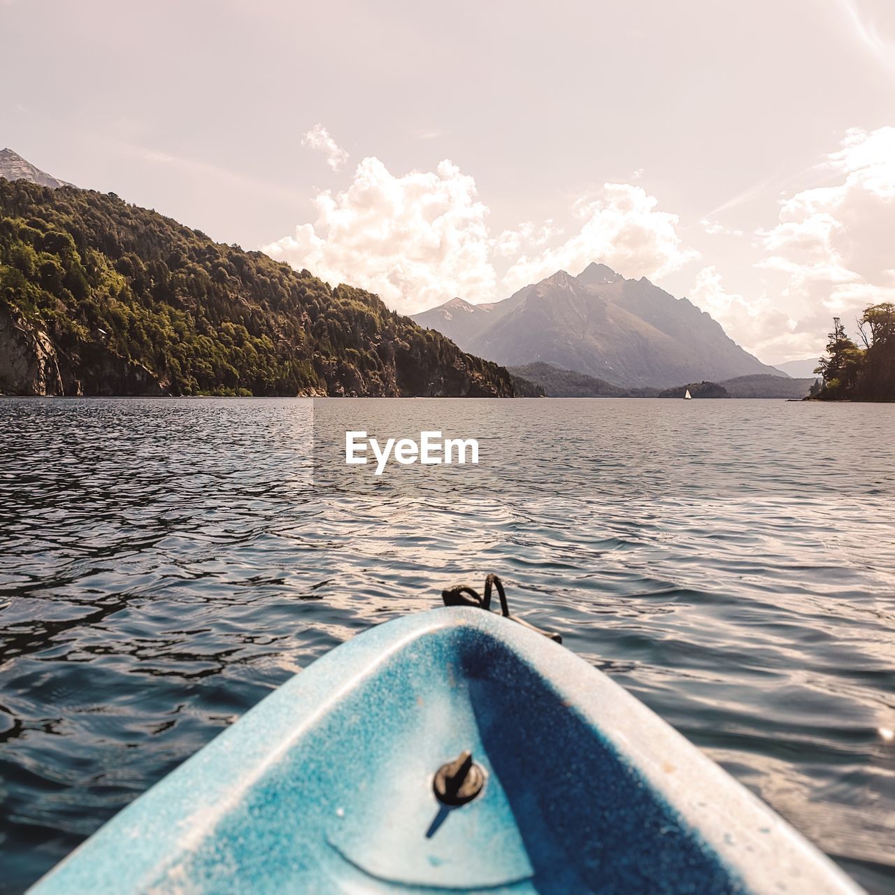 SCENIC VIEW OF SEA AGAINST MOUNTAIN RANGE