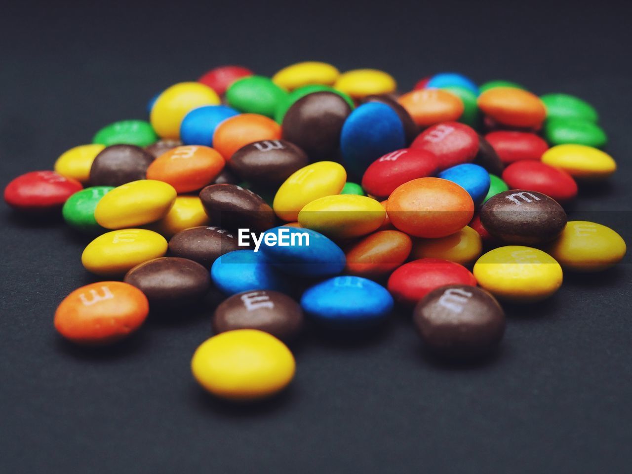 CLOSE-UP OF MULTI COLORED CANDIES ON TABLE