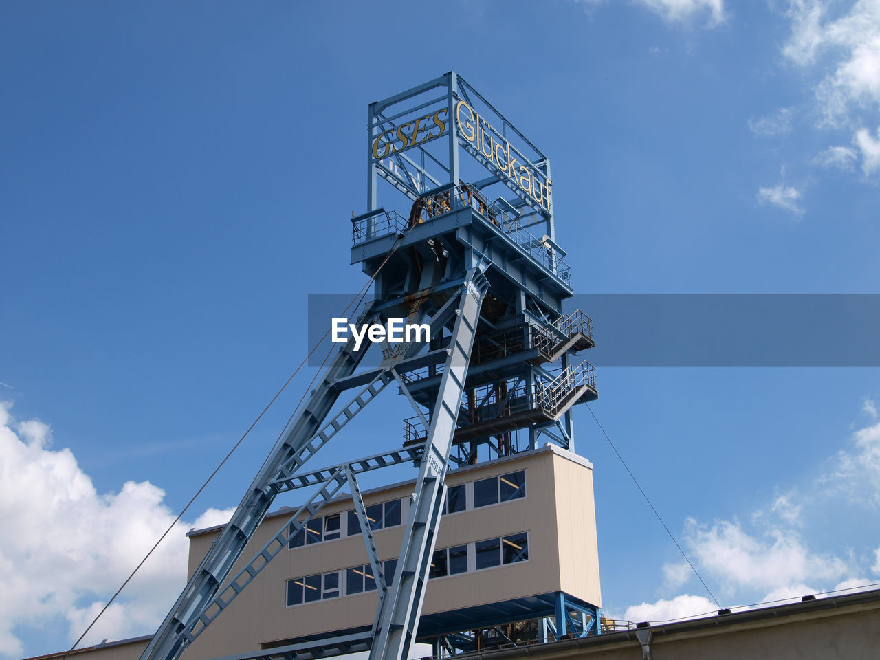 LOW ANGLE VIEW OF CRANES AGAINST SKY