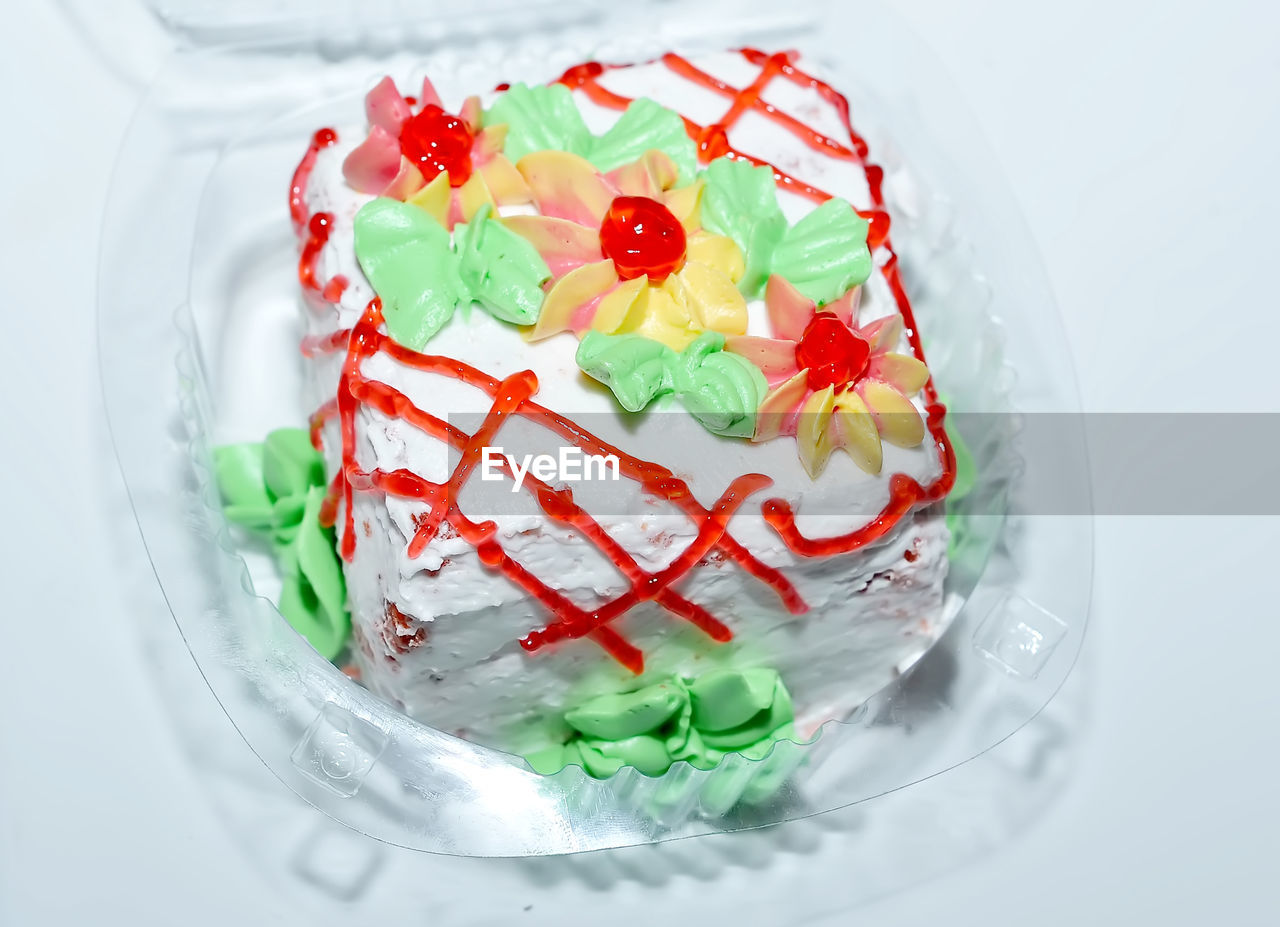 HIGH ANGLE VIEW OF CAKE SERVED IN PLATE ON TABLE