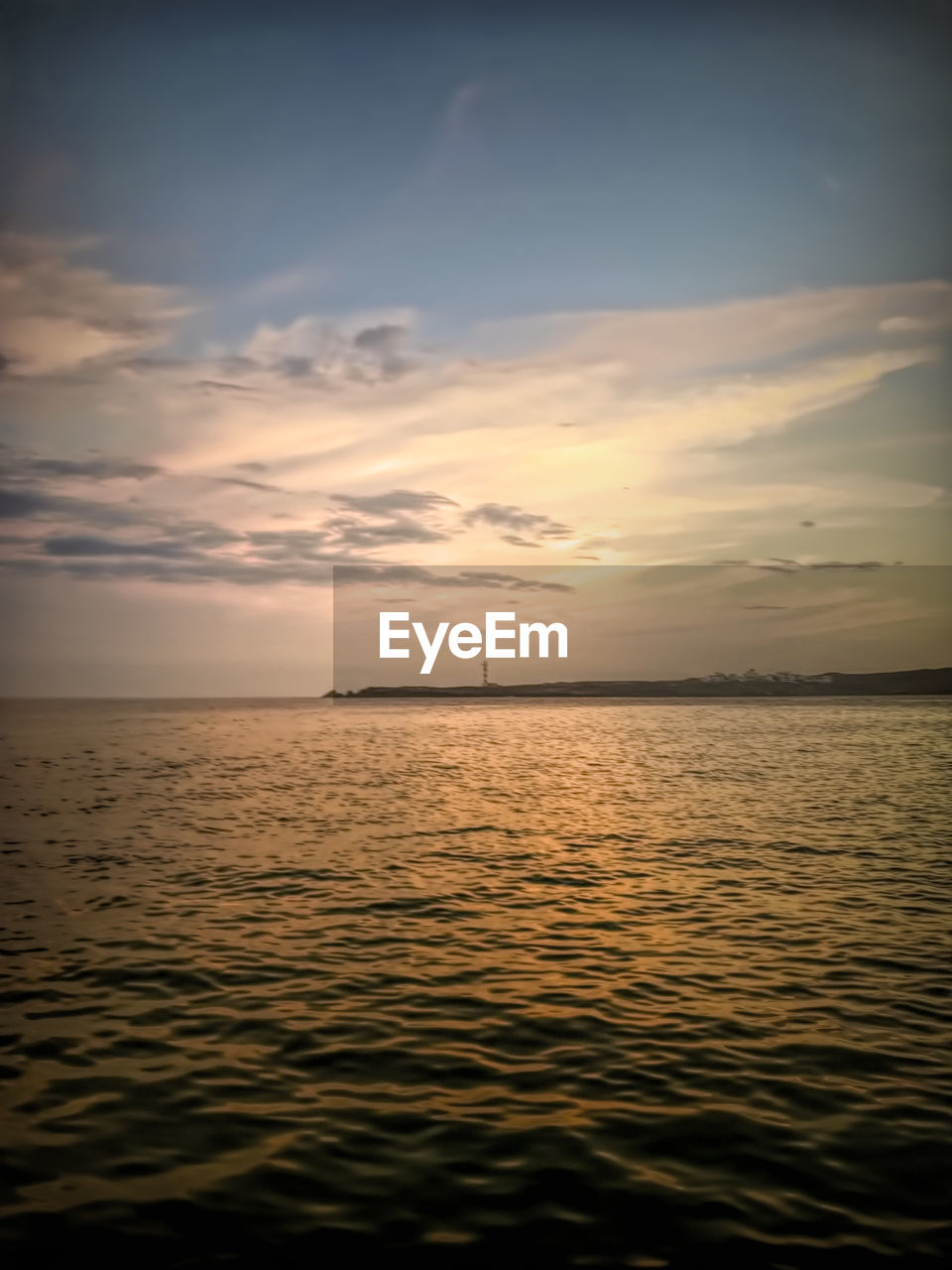 SCENIC VIEW OF SEA AGAINST SKY AT SUNSET