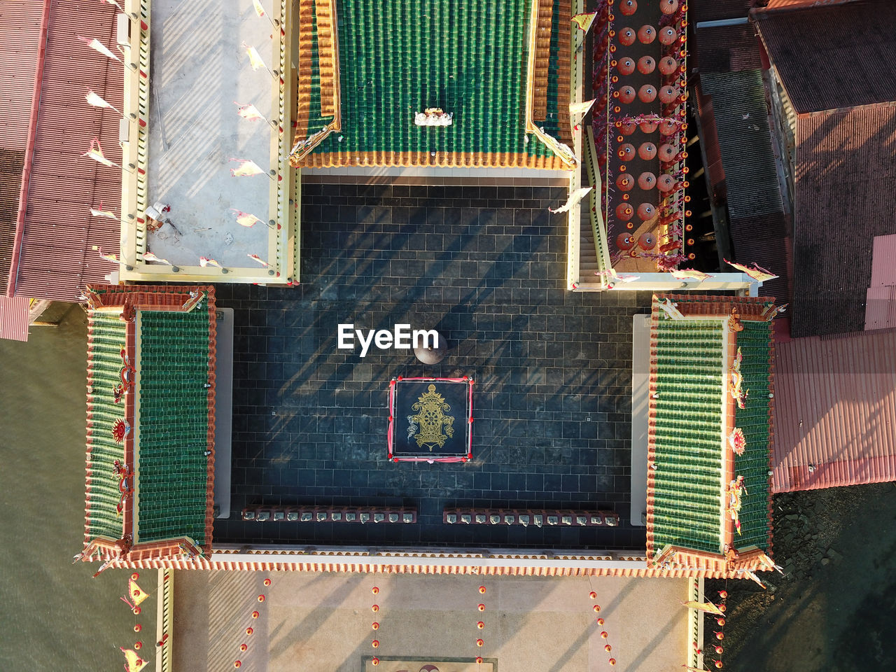 HIGH ANGLE VIEW OF BUILDING ROOF