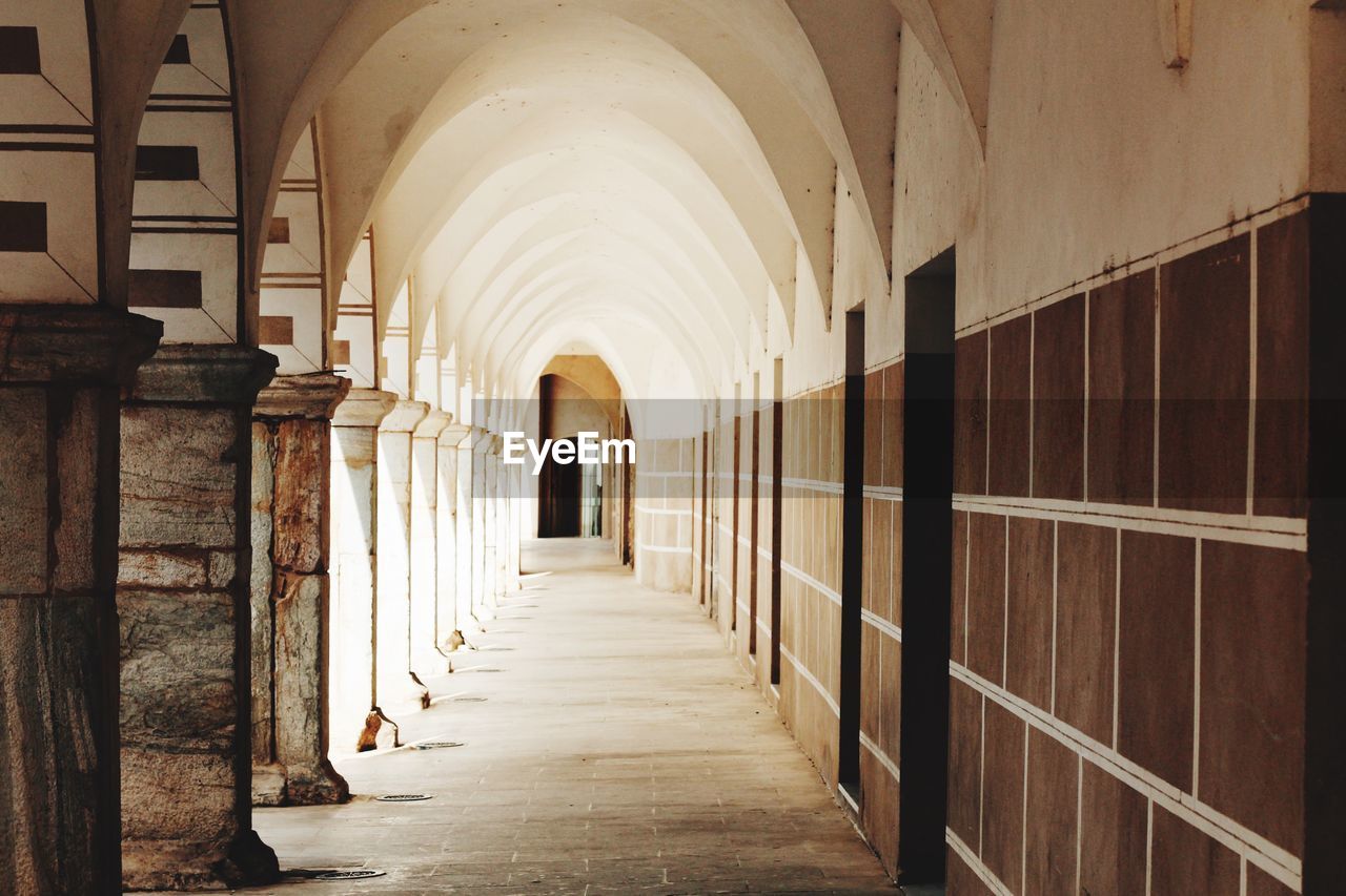 EMPTY CORRIDOR OF BUILDING WITH COLUMNS