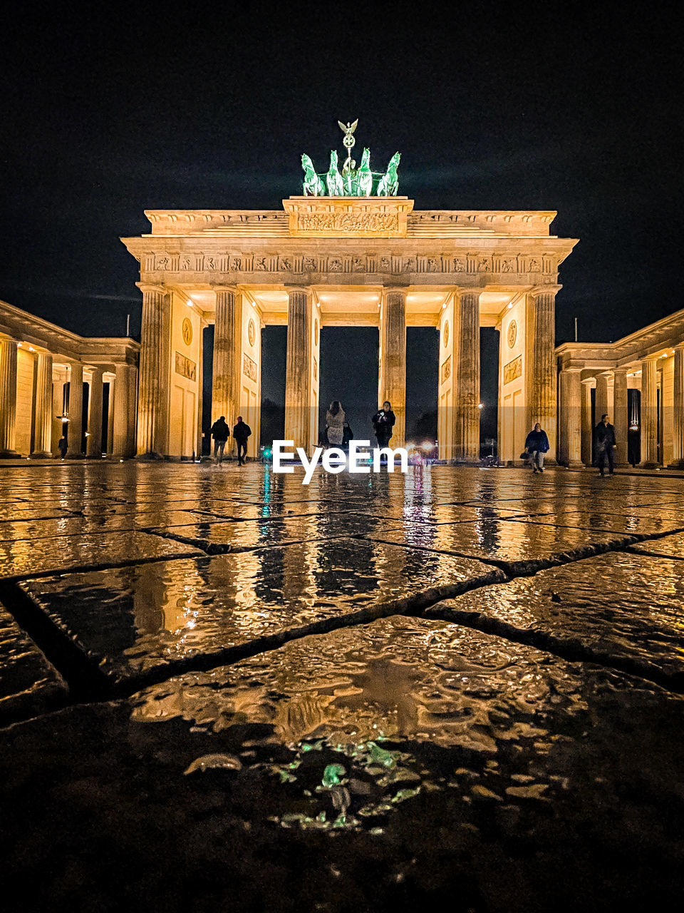 architecture, night, travel destinations, illuminated, built structure, city, travel, history, building exterior, the past, architectural column, tourism, nature, reflection, sculpture, evening, city gate, memorial, sky, statue, light, monument, water, darkness, landmark, outdoors, no people, government