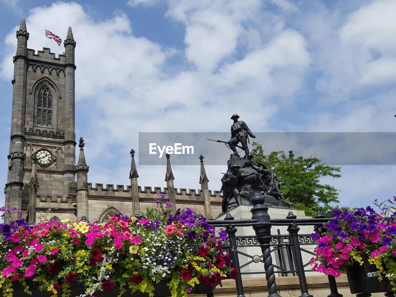 LOW ANGLE VIEW OF STATUE OF FLOWERING PLANTS