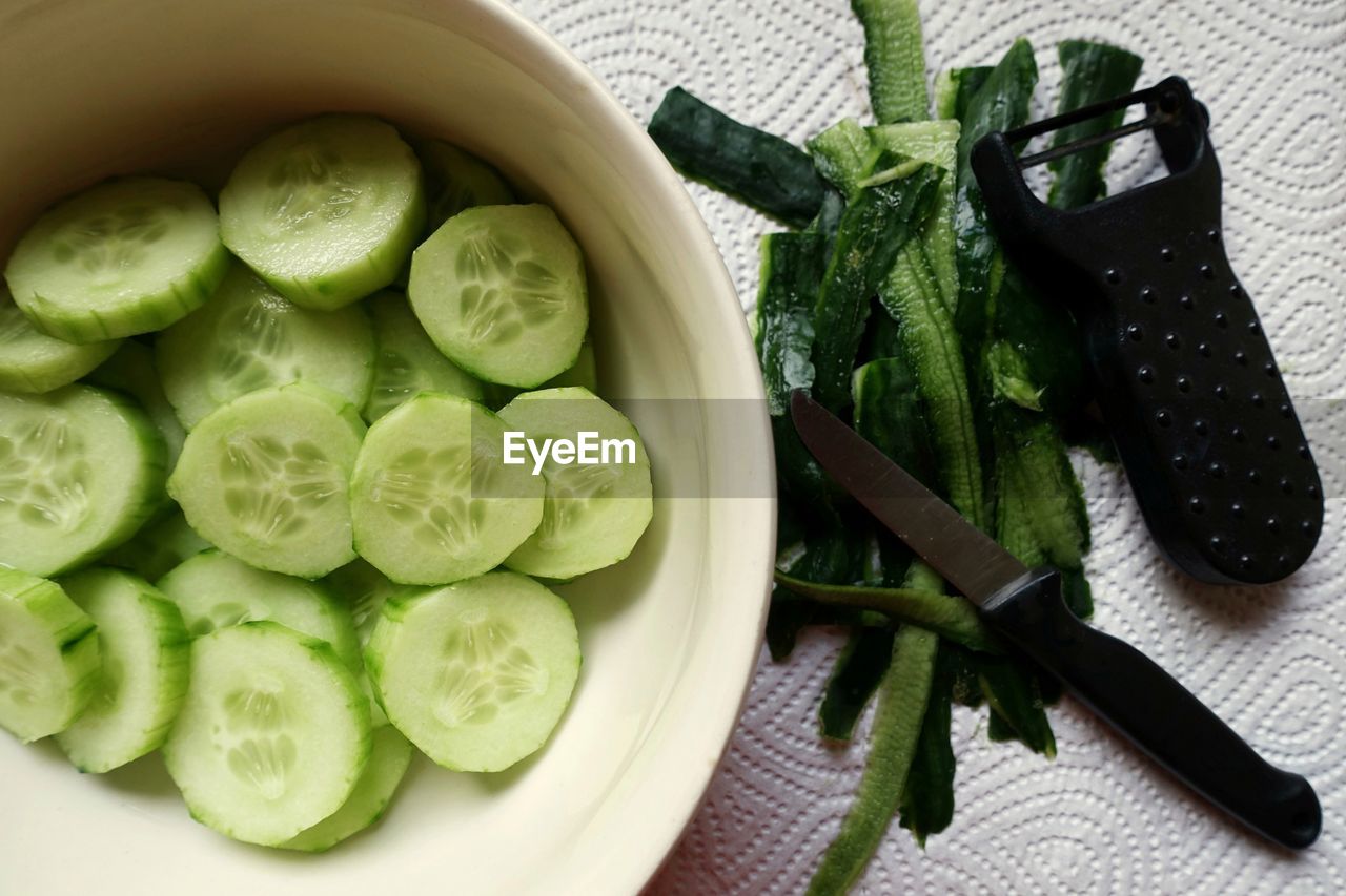 DIRECTLY ABOVE SHOT OF GREEN FRUITS IN BOWL ON TABLE